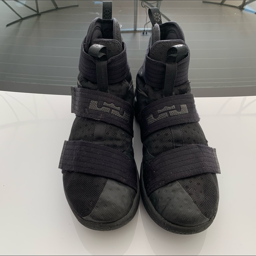 Lebron solider. Nice condition. Indoor only.